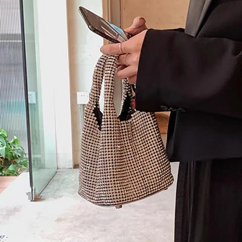 여성을위한 유행 다이아몬드 장식 물통 모양의 이브닝 백 - Women Bags Collection 리뷰 및 가격